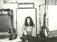 PHOTO - Kevin Eric Saunders aka bonze blayk with Dual Showman and guitars wearing a LOVE ME HARD - DUST promotional tee posing with The Guitars of the ANGRY SAMOANS v1 following ultrarad mods